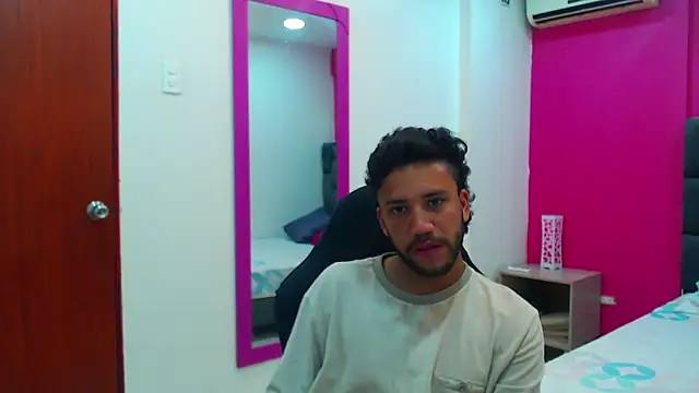 Snapshot of Juan_FelipeX01 chatting on 10/06/25, 03:20 Juan FelipeX01 online show from 10/06/25, 03:20