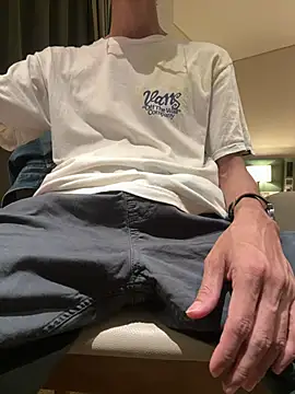 Snapshot of HenryLee1983-cums chatting on 05/20/26, 01:50 HenryLee1983-cums online show from 05/20/26, 01:50