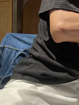 Snapshot of HenryLee1983-cums chatting on 06/01/26, 03:36 HenryLee1983-cums online show from 06/01/26, 03:36