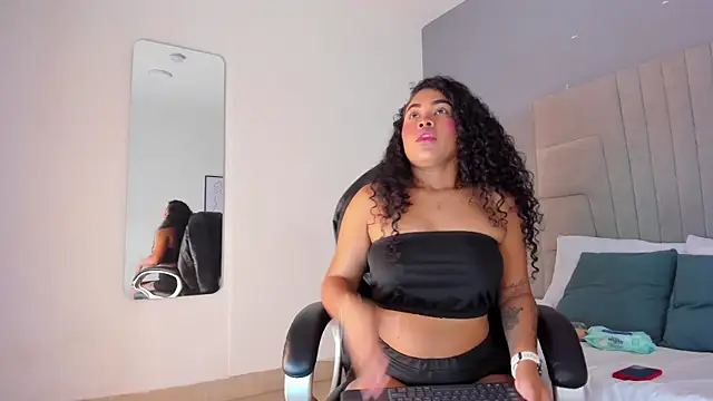 Snapshot of lanna_jones_ chatting on 10/15/25, 12:49 lanna jones  online show from 10/15/25, 12:49