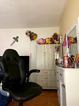 Snapshot of Miichii chatting on 10/14/25, 11:27 Miichii online show from 10/14/25, 11:27