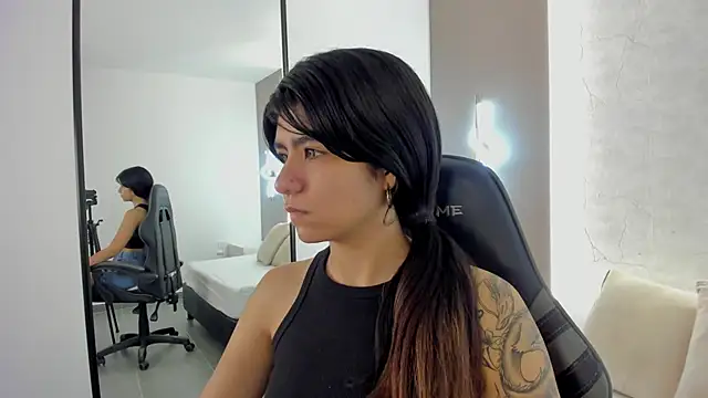 fiorella18  online show from 11/15/25, 02:20