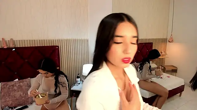 Snapshot of Bella_Miah chatting on 11/24/25, 07:02 Bella Miah online show from 11/24/25, 07:02