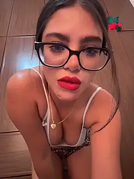 Snapshot of whitefoxxxx6 chatting on 12/13/25, 11:21 whitefoxxxx6 online show from 12/13/25, 11:21