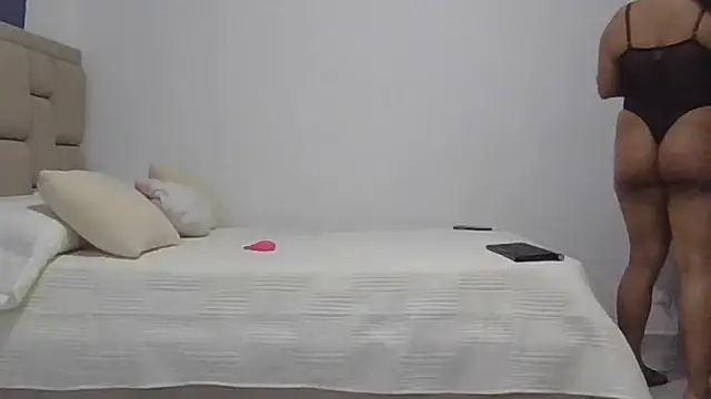 Snapshot of Velira69 chatting on 11/25/25, 06:19 Velira69 online show from 11/25/25, 06:19