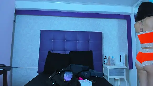 LeaMoreau22 online show from 10/16/25, 12:17