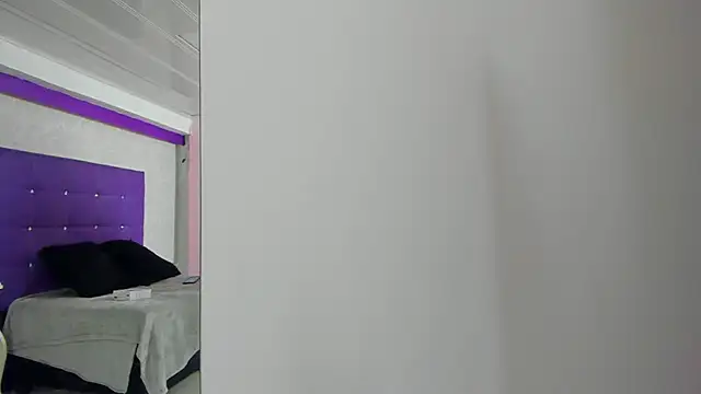 Snapshot of LeaMoreau22 chatting on 11/01/25, 11:56 LeaMoreau22 online show from 11/01/25, 11:56