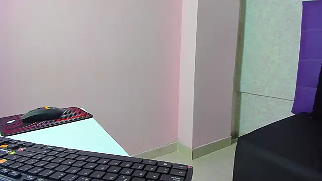 Snapshot of LeaMoreau22 chatting on 11/02/25, 12:51 LeaMoreau22 online show from 11/02/25, 12:51