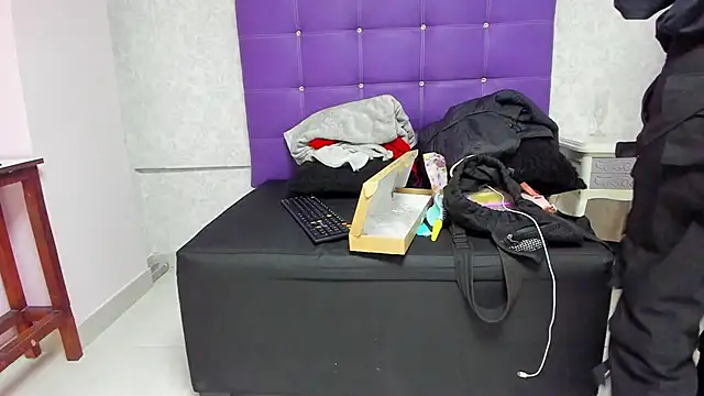 Snapshot of LeaMoreau22 chatting on 11/06/25, 11:44 LeaMoreau22 online show from 11/06/25, 11:44