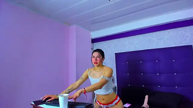 Snapshot of LeaMoreau22 chatting on 12/02/25, 12:32 LeaMoreau22 online show from 12/02/25, 12:32