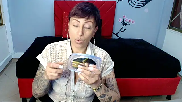 Snapshot of Charlotte__Gray chatting on 10/14/25, 12:17 Charlotte  Gray online show from 10/14/25, 12:17