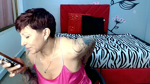 Snapshot of Charlotte__Gray chatting on 10/15/25, 03:28 Charlotte  Gray online show from 10/15/25, 03:28