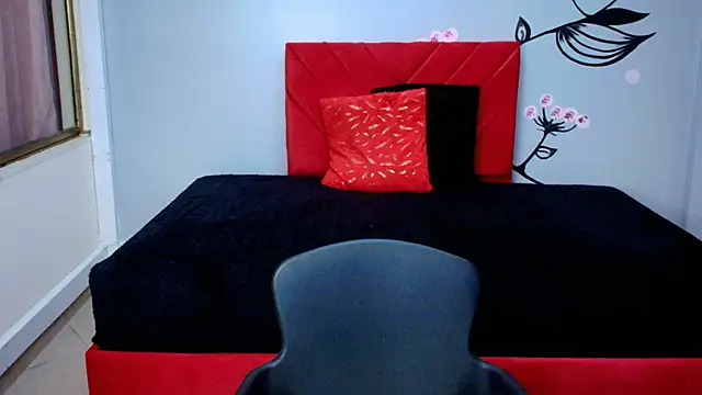 Snapshot of Charlotte__Gray chatting on 10/18/25, 12:28 Charlotte  Gray online show from 10/18/25, 12:28