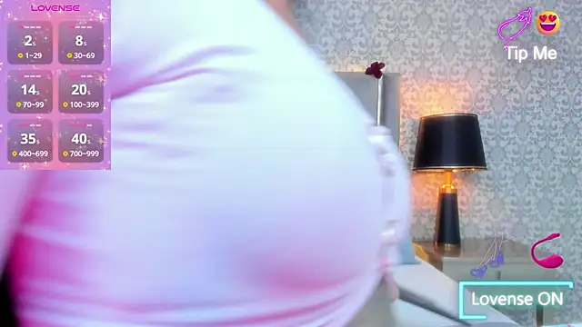 Snapshot of KoralBlum chatting on 12/14/25, 01:44 KoralBlum online show from 12/14/25, 01:44