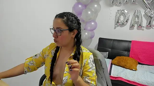 Snapshot of Venus_cat_ chatting on 11/12/25, 02:34 Venus cat online show from 11/12/25, 02:34