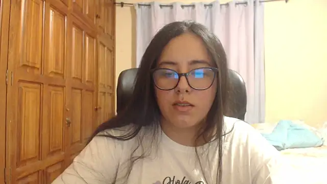 Snapshot of Venus_cat_ chatting on 12/05/25, 01:03 Venus cat online show from 12/05/25, 01:03