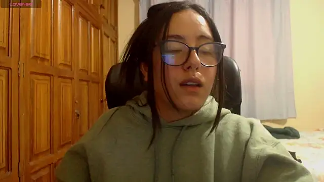 Snapshot of Venus_cat_ chatting on 12/14/25, 08:41 Venus cat online show from 12/14/25, 08:41