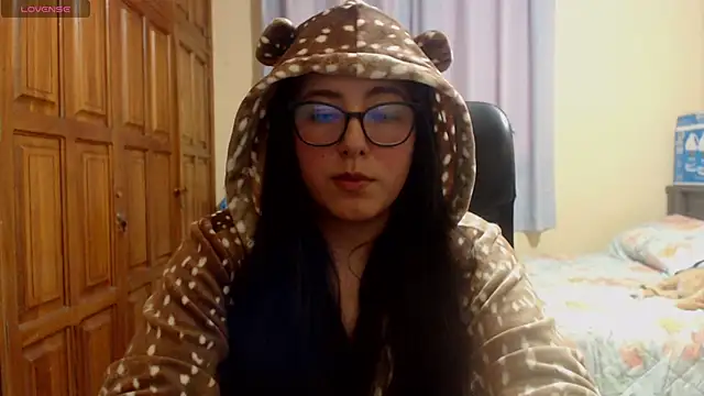 Snapshot of Venus_cat_ chatting on 12/15/25, 04:50 Venus cat online show from 12/15/25, 04:50