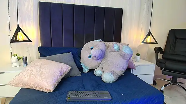 Snapshot of Rubyvixxen_ chatting on 10/04/25, 03:15 Rubyvixxen  online show from 10/04/25, 03:15