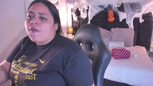 Snapshot of MayaCurvy chatting on 11/02/25, 04:15 MayaCurvy online show from 11/02/25, 04:15