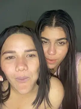 Snapshot of sindyy_01 chatting on 10/22/25, 04:02 sindyy 01 online show from 10/22/25, 04:02