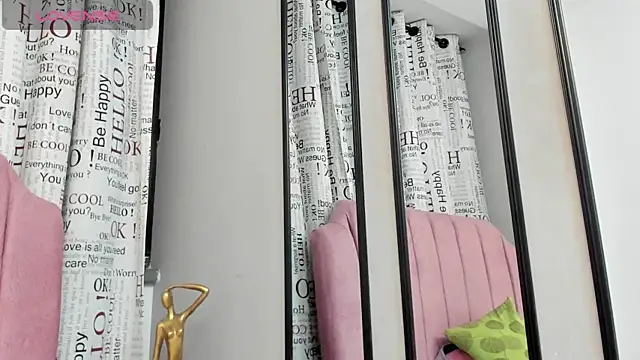 Snapshot of Zoe_Blond chatting on 10/31/25, 04:57 Zoe Blond online show from 10/31/25, 04:57