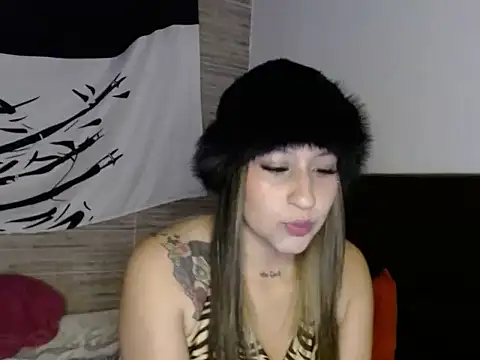 Snapshot of LV_MOONWOMAN chatting on 10/09/25, 04:32 LV MOONWOMAN online show from 10/09/25, 04:32