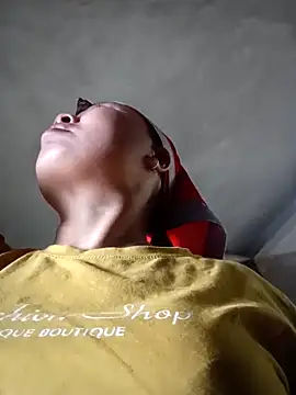 Snapshot of Suka_xx chatting on 10/21/25, 01:39 Suka xx online show from 10/21/25, 01:39