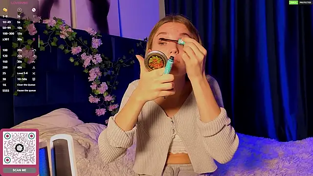 JulieLupo online show from 10/28/25, 06:06