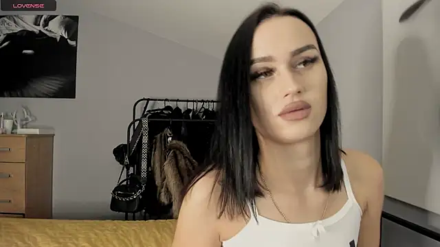 Snapshot of Lisa__Johnson chatting on 11/07/25, 12:10 Lisa Johnson online show from 11/07/25, 12:10