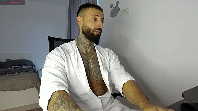 Snapshot of MasculineGuy99 chatting on 10/16/25, 06:03 MasculineGuy99 online show from 10/16/25, 06:03