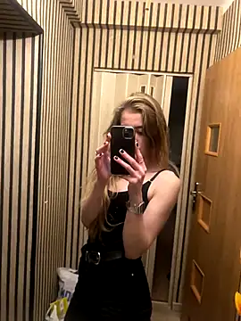 Snapshot of pleasedontpressaredburton chatting on 10/07/25, 06:27 pleasedontpressaredburton online show from 10/07/25, 06:27