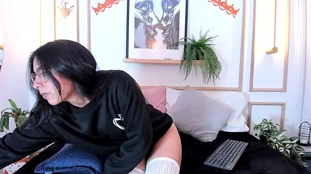 Abbie thomson  online show from 10/24/25, 07:43