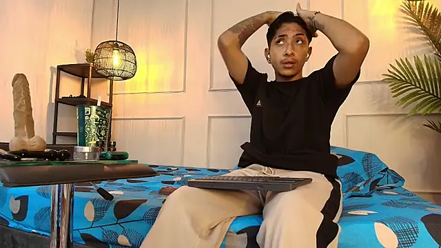 fkenneth macias online show from 10/17/25, 03:42