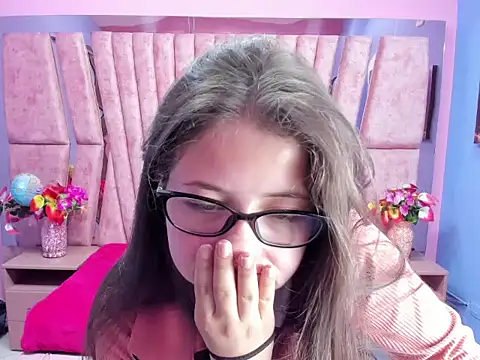 Snapshot of sarah_sweett_ chatting on 10/04/25, 01:42 sarah sweett  online show from 10/04/25, 01:42