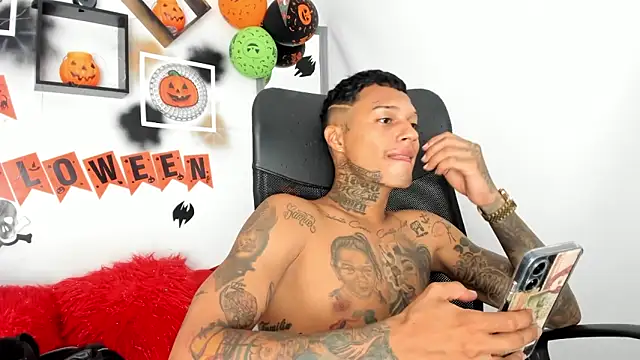 Snapshot of The_boy_dreams1 chatting on 10/26/25, 01:44 The boy dreams1 online show from 10/26/25, 01:44