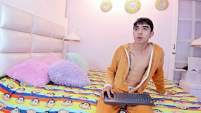 Hottie Guy online show from 10/14/25, 06:20