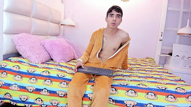 Hottie Guy online show from 10/15/25, 05:57