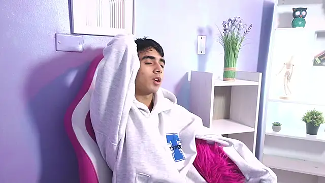 Hottie Guy online show from 10/20/25, 05:13