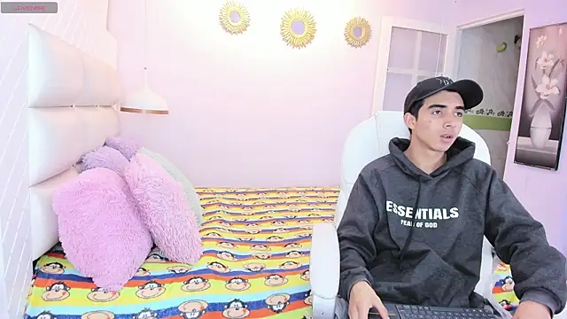 Hottie Guy online show from 10/28/25, 05:48