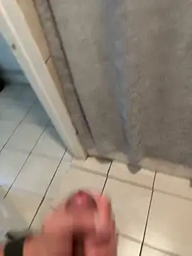 Snapshot of familia0210 chatting on 10/28/25, 01:14 familia0210 online show from 10/28/25, 01:14