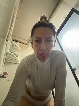 Snapshot of GisellTorres36 chatting on 10/13/25, 05:35 GisellTorres36 online show from 10/13/25, 05:35