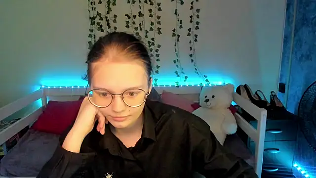 Snapshot of shy_elina01 chatting on 10/04/25, 10:02 shy elina01 online show from 10/04/25, 10:02