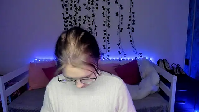 Snapshot of shy_elina01 chatting on 10/18/25, 10:38 shy elina01 online show from 10/18/25, 10:38