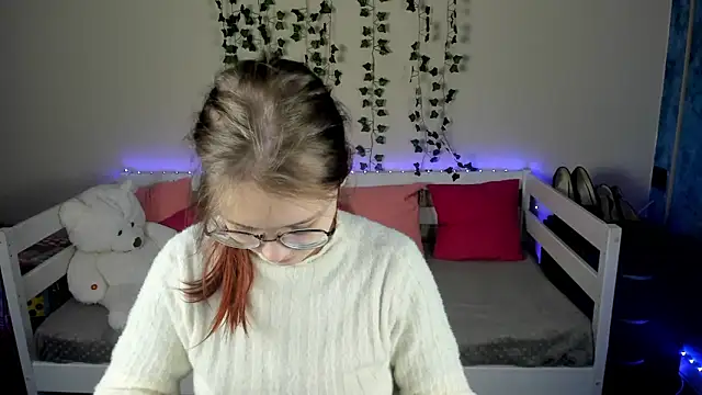 Snapshot of shy_elina01 chatting on 10/20/25, 10:27 shy elina01 online show from 10/20/25, 10:27