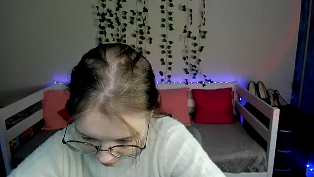 Snapshot of shy_elina01 chatting on 10/21/25, 10:27 shy elina01 online show from 10/21/25, 10:27