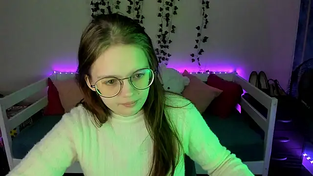 Snapshot of shy_elina01 chatting on 10/24/25, 10:44 shy elina01 online show from 10/24/25, 10:44