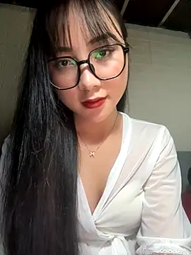 Snapshot of Linh5790 chatting on 10/13/25, 02:06 Linh5790 online show from 10/13/25, 02:06