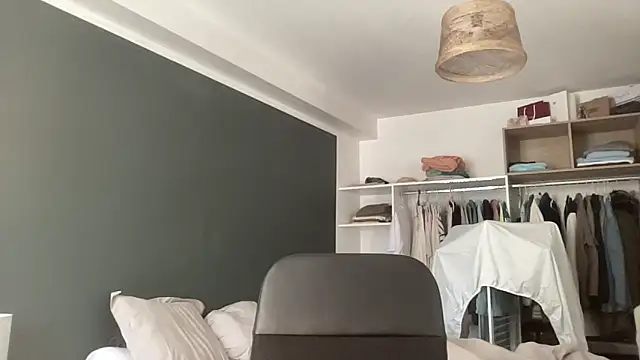 Snapshot of VersaGoo chatting on 10/05/25, 01:31 VersaGoo online show from 10/05/25, 01:31