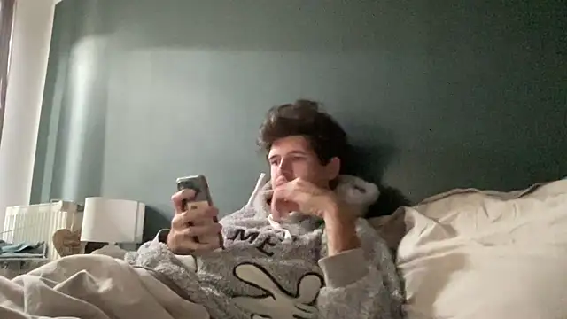 Snapshot of VersaGoo chatting on 10/19/25, 12:06 VersaGoo online show from 10/19/25, 12:06